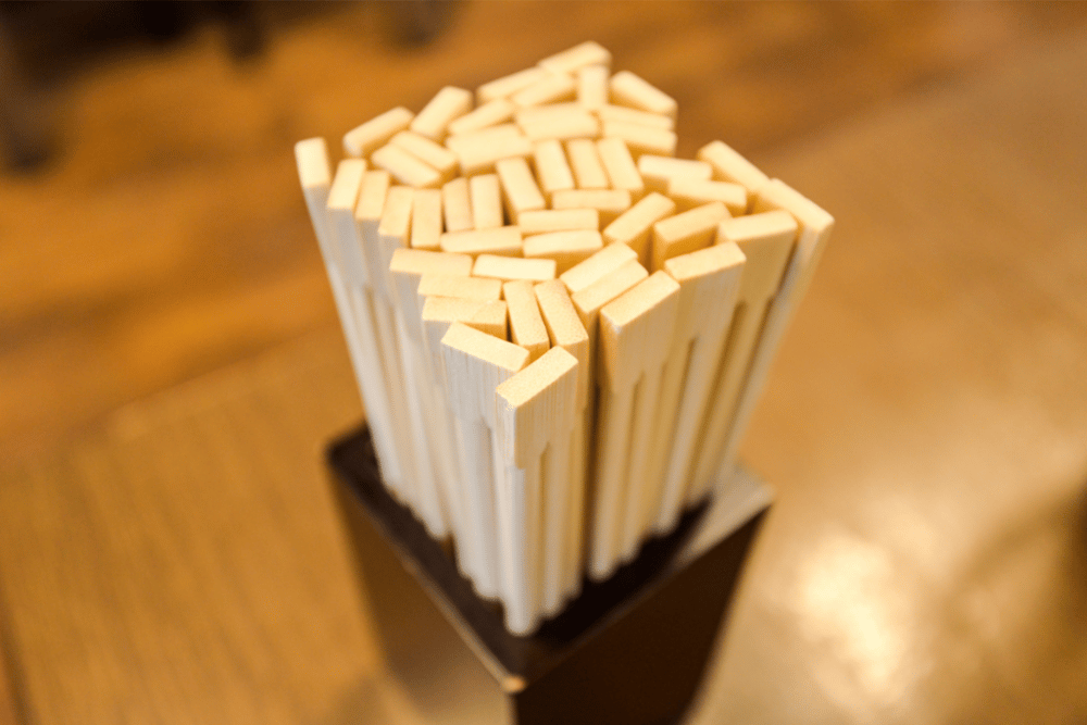 Camporo palillos chinos de madera en una base cuadrada de madera